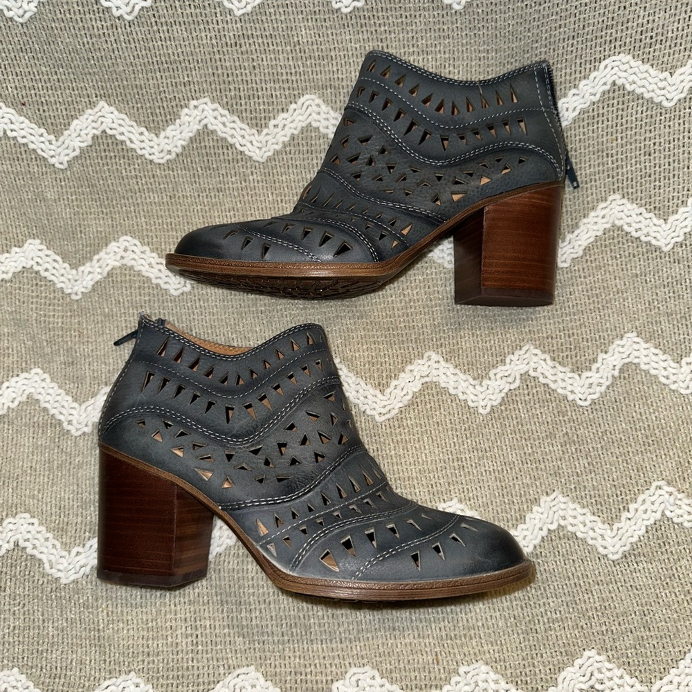Sofft Westwoodā womenās II laser-cut ankle bootie